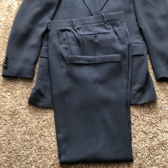 Hugo Boss blue men’s suit, jacket size 40 L and pants 31 x 36, made in Germany. - Picture 7 of 13